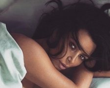 Соблазнительная Кардашян в кожаном плаще