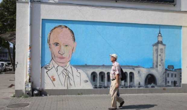 В Симферополе среди мусора появилось граффити кривого Путина