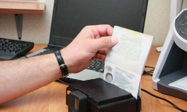 Фальшивий паспорт, фото: прикордонна служба України