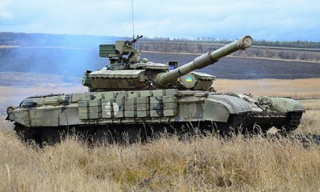 Гонки на танках: аси-військові кермують 42-тонними машинами (фото)