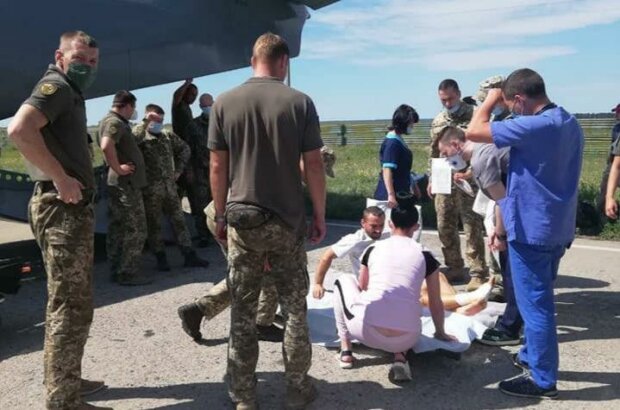 В Киев эвакуировали раненых боевиками Путина защитников Украины: им нужна помощь