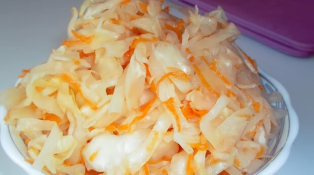 Быстрый рецепт квашенной капусты с морковкой к пюрешке: теперь не нужно ждать, пока забродит