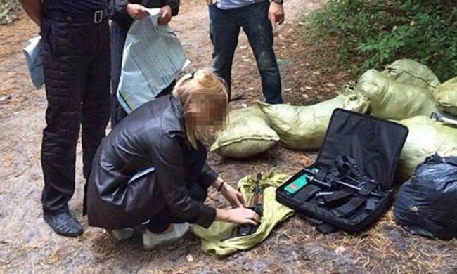 Правоохоронці виявили склад із автоматами на Київщині (фото)
