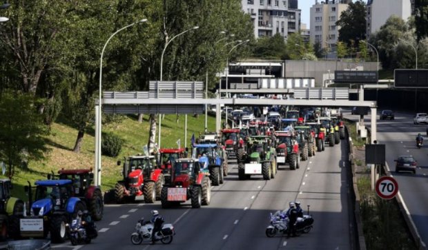 В Париже протестуют фермеры на тракторах