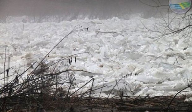 Двухкилометровый затор из льда возник на реке Уж (фото)