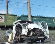 У Росії поїзд розніс на шматки автобус з дітьми, є жертви