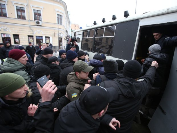 Администрацию Порошенко штурмуют: все в дыму, гремят взрывы, фото