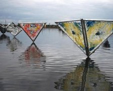 Одессит украсил Куяльник причудливыми фигурами (фото)