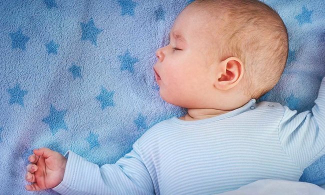Малюкові не спиться? Названо простий спосіб втомити дитини