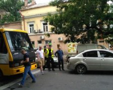 У Києві маршрутник склав патрульну машину в "гармошку": відео