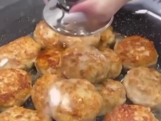 Сочные котлеты, кадр из видео