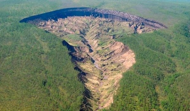 Вчені повідомили про зростання гігантської ями у Сибірі