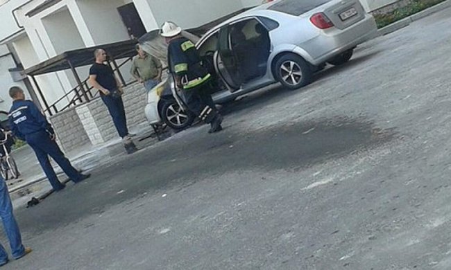 В Ровно неизвестный поджег автомобиль среди бела дня (фото)