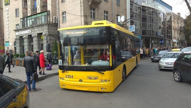 В Киеве троллейбусная остановка "сбежала" с Майдана Независимости: где теперь ловить "рогатого"