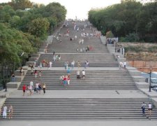 Опасный трюк: в Одессе экстремал прогулялся с советской символикой