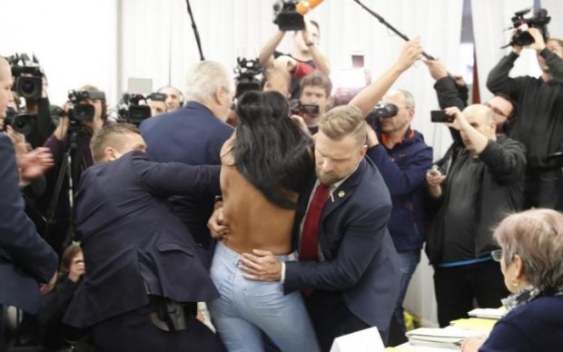 "Ты засиделся": активистка FEMEN пыталась сорвать выборы друга Путина