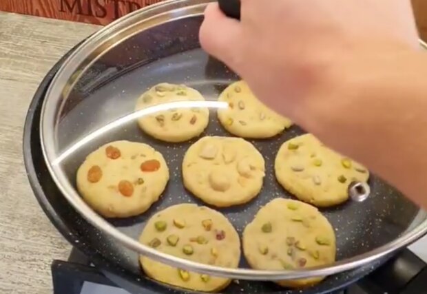 Печиво на сковорідці, кадр з відео