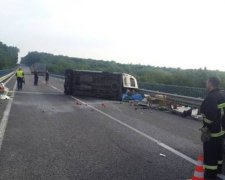 Мікроавтобус зіштовхнувся з вантажівкою на Львівщині
