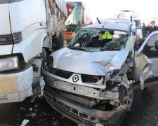 Автобус на повній швидкості збив п'ять автомобілів і протаранив натовп людей: багато жертв