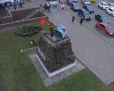 Femen грудьми намагалися побороти "шоколадну гідру": фото