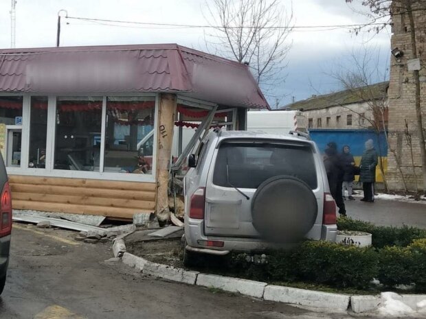 Позашляховик врізався в кафе. Фото: dtp.kiev.ua