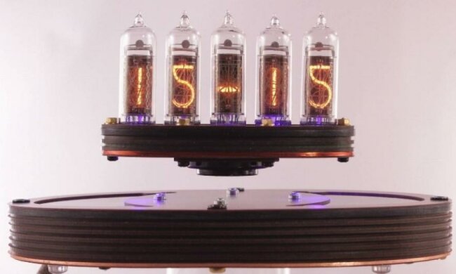 Розробник створив літаючий стімпанк-годинник