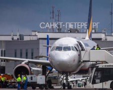 Російський літак "впустив" жінку з дитиною