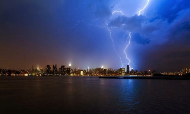 НЛО зарядився від блискавки: вражаюче відео