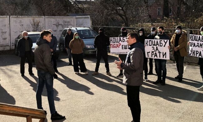 Нацкорпус устроил акцию протеста в Ивано-Франковской области против обвиняемого в госизмене Руслана Коцабы