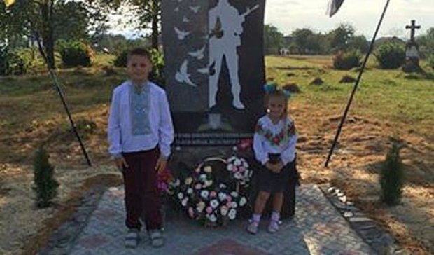 На Прикарпатье открыли первый памятный знак героям войны (фото)