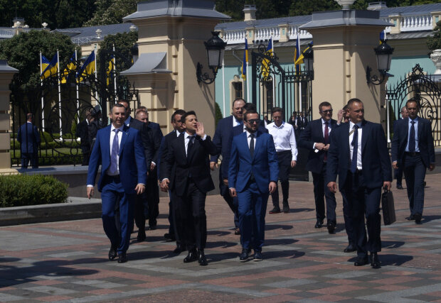 Украинцы подготовили Зеленскому ряд требований: Сердючку - в министры, полиграф - ежемесячно, а нардепов - "на диету"