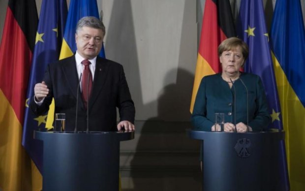 Порошенко пожаловался Меркель на преступления Путина