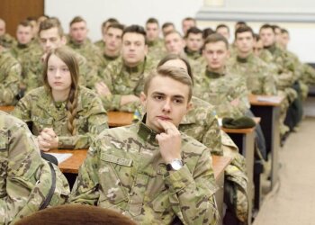 Студенты на базовой военной подготовке