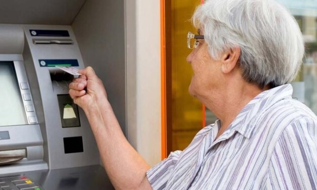 Пенсіонерка біля банкомата. Фото з відкритих джерел
