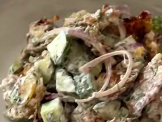 Теплый салат с картошкой, кадр из видео