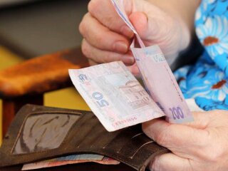 Пенсії українців за кордоном під загрозою: ПФУ пояснив, як уникнути втрати виплат