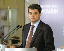 Головне за ніч: гнівна промова Разумкова, нові правила ПДР та заборона цигарок в Україні