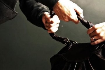 Київські грабіжники побили й обікрали жінку