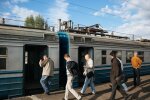 Електричка знесла пенсіонера під Харковом: копи шукають родичів по всій Україні