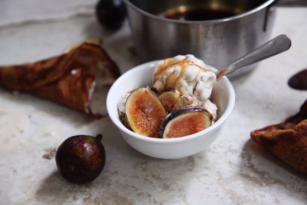 Горячие пряные фрукты с мороженым: рецепт интересного десерта