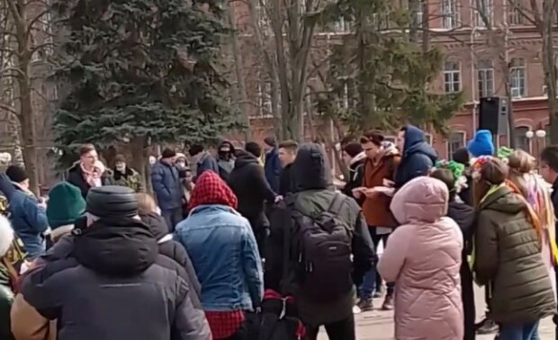 В Харькове "голые" и голодные студенты объелись блинов и хотят сжечь женщину