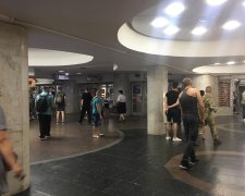 Переполох в харьковском метро: мужчину пришлось выносить на руках, плохо стало даже очевидцам