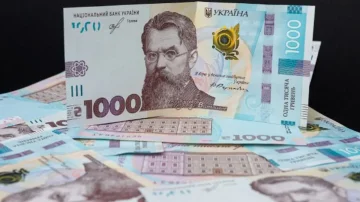 Тисяча гривень в руках