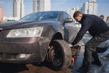 Київські дороги перетворюють життя водіїв на справжнє пекло: красномовні кадри

