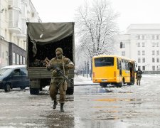 Луганськ біжить з лап Путіна, люди рвуться в Україну, ламаючи автобуси: красномовне відео