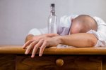Вчені розповіли, як посмішка зробить з вас алкоголіка