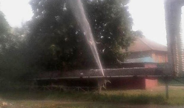 На околиці Харкова через аварію з'явився "фонтан" (фото)