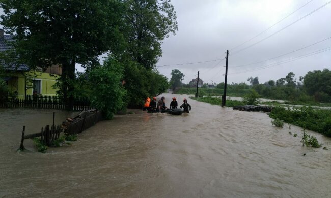 Водяний жах на Прикарпатті ще не закінчився, синоптики б'ють тривогу — води в річках стане більше