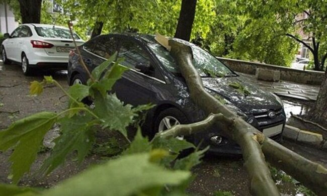 Зливи підтопили будинки і знеструмили села в Криму