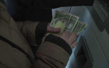 Отримання зарплати. Фото: скрін youtube